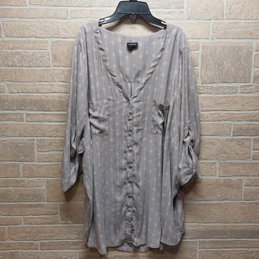 Torrid size 6X grey blouse with white pattern